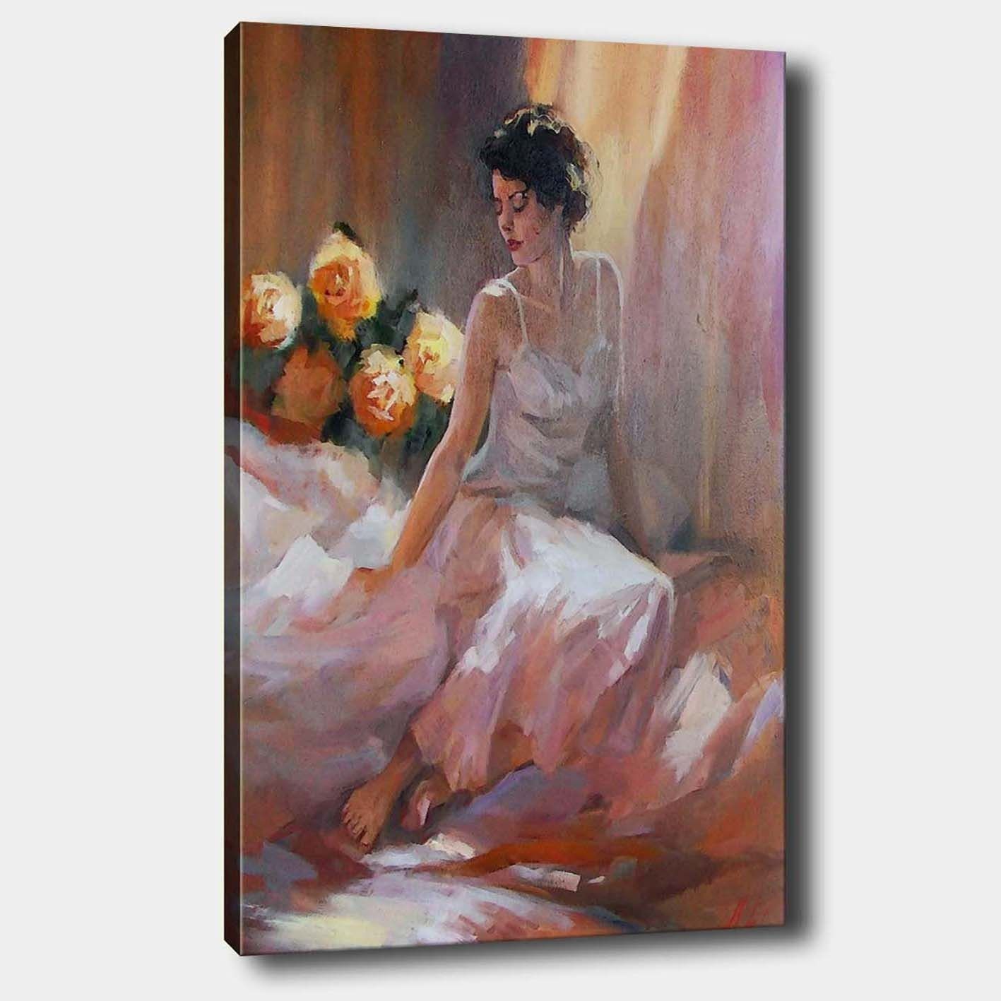 Canvastavla 70x100 cm - Kvinna i en vit klänning sitter avslappnat med rosor i bakgrunden - Vit / Rosa / Orange