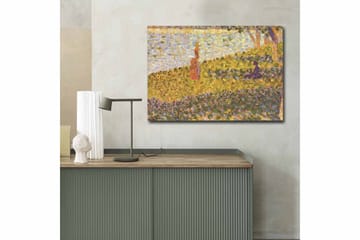 Canvastavla 70x100 cm - Kvinna i röd klänning som står på en blomstrande äng vid en sjö - Gult / Lila / Grönt - Inredning - Tavlor & posters - Canvastavla