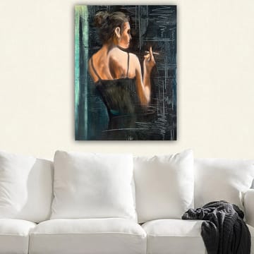 Canvastavla 70x100 cm - Kvinna i svart klänning som står med ryggen mot betraktaren och håller en cigarett - Mörkblå / Beige / Svart - Inredning - Tavlor & posters - Canvastavla