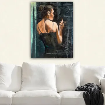 Canvastavla 70x100 cm - Kvinna i svart klänning som står med ryggen mot betraktaren och håller en cigarett - Mörkblå / Beige / Svart - Inredning - Tavlor & posters - Canvastavla