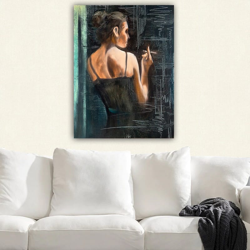 Canvastavla 70x100 cm - Kvinna i svart klänning som står med ryggen mot betraktaren och håller en cigarett - Mörkblå / Beige / Svart - Inredning - Tavlor & posters - Canvastavla