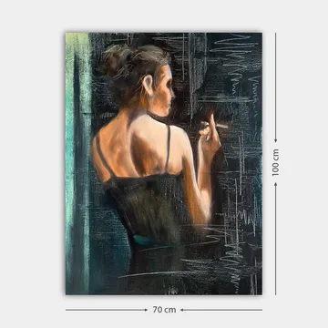 Canvastavla 70x100 cm - Kvinna i svart klänning som står med ryggen mot betraktaren och håller en cigarett - Mörkblå / Beige / Svart - Inredning - Tavlor & posters - Canvastavla