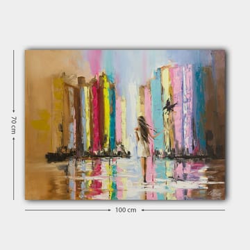 Canvastavla 70x100 cm - Kvinna i vit klänning går genom en färgglad stad med höga byggnader i bakgrunden - Rosa / Gul / Blå - Inredning - Tavlor & posters - Canvastavla
