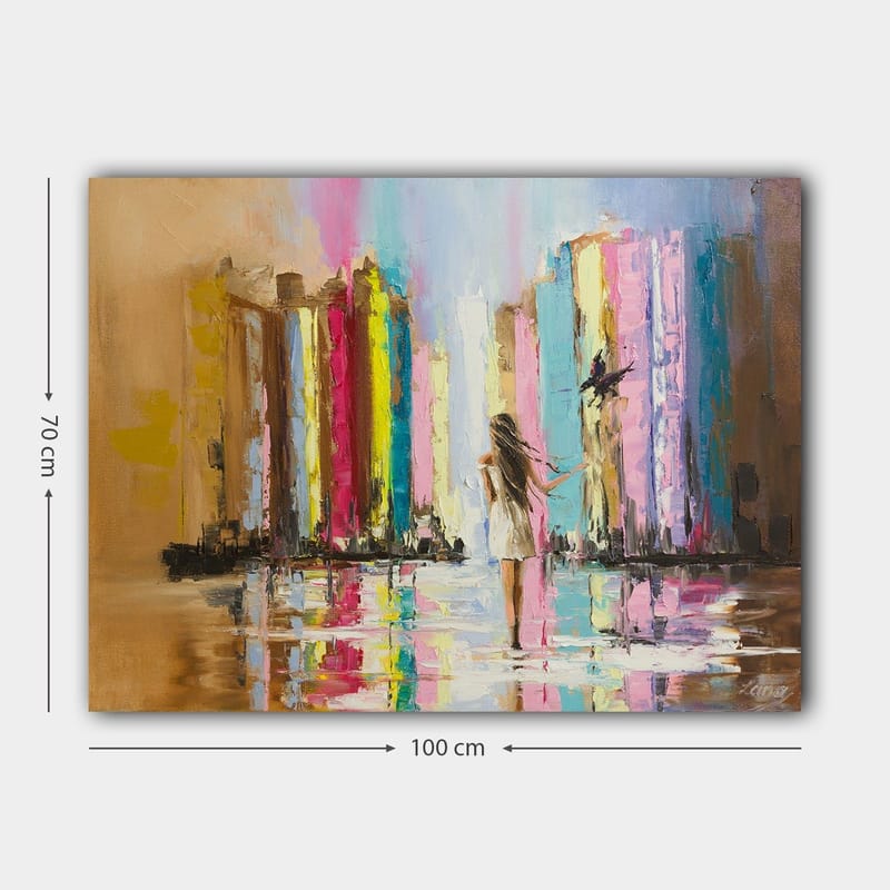 Canvastavla 70x100 cm - Kvinna i vit klänning går genom en färgglad stad med höga byggnader i bakgrunden - Rosa / Gul / Blå - Inredning - Tavlor & posters - Canvastavla