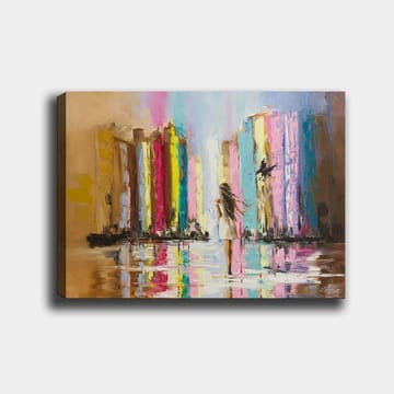 Canvastavla 70x100 cm - Kvinna i vit klänning går genom en färgglad stad med höga byggnader i bakgrunden - Rosa / Gul / Blå - Inredning - Tavlor & posters - Canvastavla