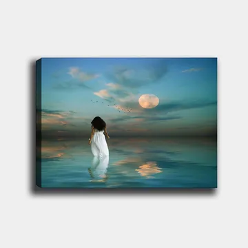 Canvastavla 70x100 cm - Kvinna i vit klänning går genom ett spegelblanka hav under en stjärnklar himmel med en stor måne - Blå / Vit / Grå - Inredning - Tavlor & posters - Canvastavla
