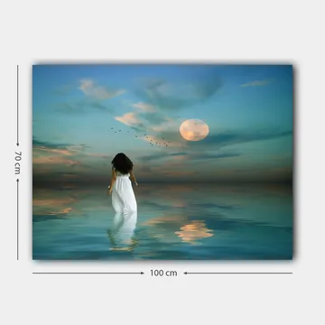 Canvastavla 70x100 cm - Kvinna i vit klänning går genom ett spegelblanka hav under en stjärnklar himmel med en stor måne - Blå / Vit / Grå - Inredning - Tavlor & posters - Canvastavla