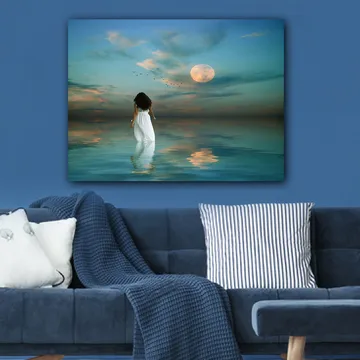Canvastavla 70x100 cm - Kvinna i vit klänning går genom ett spegelblanka hav under en stjärnklar himmel med en stor måne - Blå / Vit / Grå - Inredning - Tavlor & posters - Canvastavla