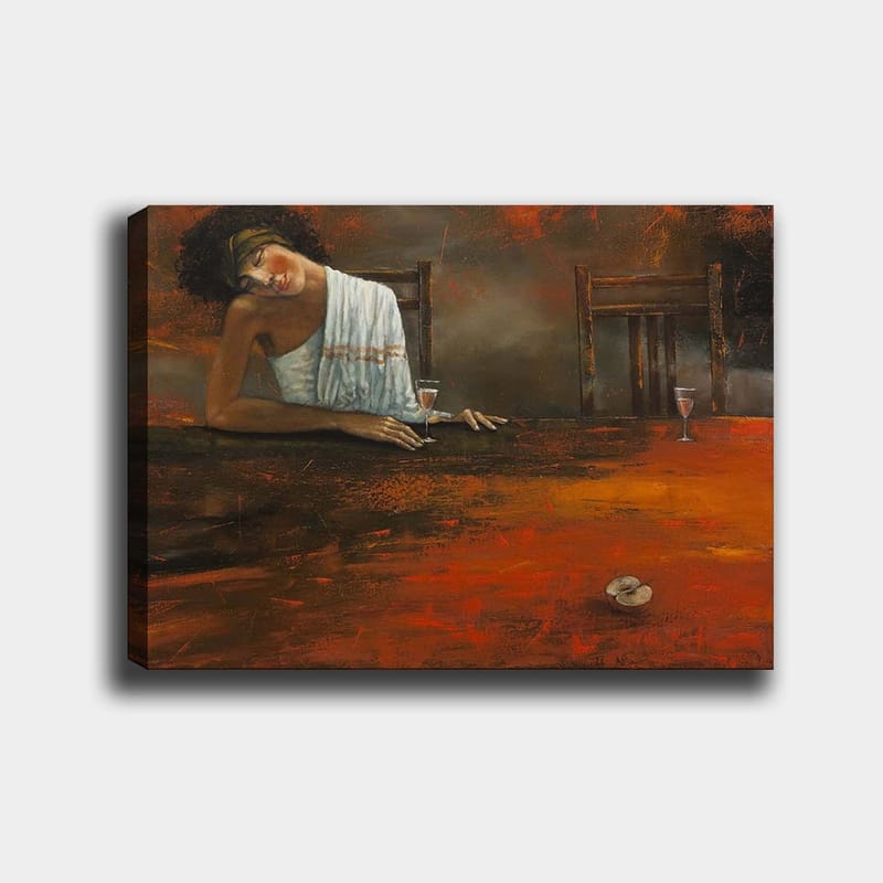 Canvastavla 70x100 cm - Kvinna lutar sig avslappnat över ett bord med ett glas i handen, omgiven av en dämpad och varm atmosfär - Mörkröd / Brun / Beige - Inredning - Tavlor & posters - Canvastavla