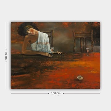 Canvastavla 70x100 cm - Kvinna lutar sig avslappnat över ett bord med ett glas i handen, omgiven av en dämpad och varm atmosfär - Mörkröd / Brun / Beige - Inredning - Tavlor & posters - Canvastavla