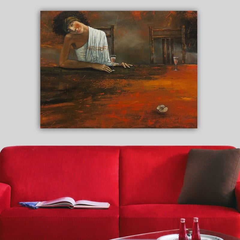 Canvastavla 70x100 cm - Kvinna lutar sig avslappnat över ett bord med ett glas i handen, omgiven av en dämpad och varm atmosfär - Mörkröd / Brun / Beige - Inredning - Tavlor & posters - Canvastavla