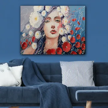 Canvastavla 70x100 cm - Kvinna med blommor i håret, omgiven av röda blommor och en blå bakgrund - Vit / Röd / Blå - Inredning - Tavlor & posters - Canvastavla