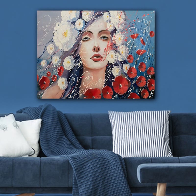 Canvastavla 70x100 cm - Kvinna med blommor i håret, omgiven av röda blommor och en blå bakgrund - Vit / Röd / Blå - Inredning - Tavlor & posters - Canvastavla