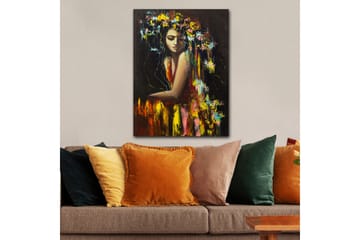 Canvastavla 70x100 cm - Kvinna med blommor i håret, som utstrålar en känsla av mystik och skönhet - Mörkröd / Gul / Grön - Inredning - Tavlor & posters - Canvastavla