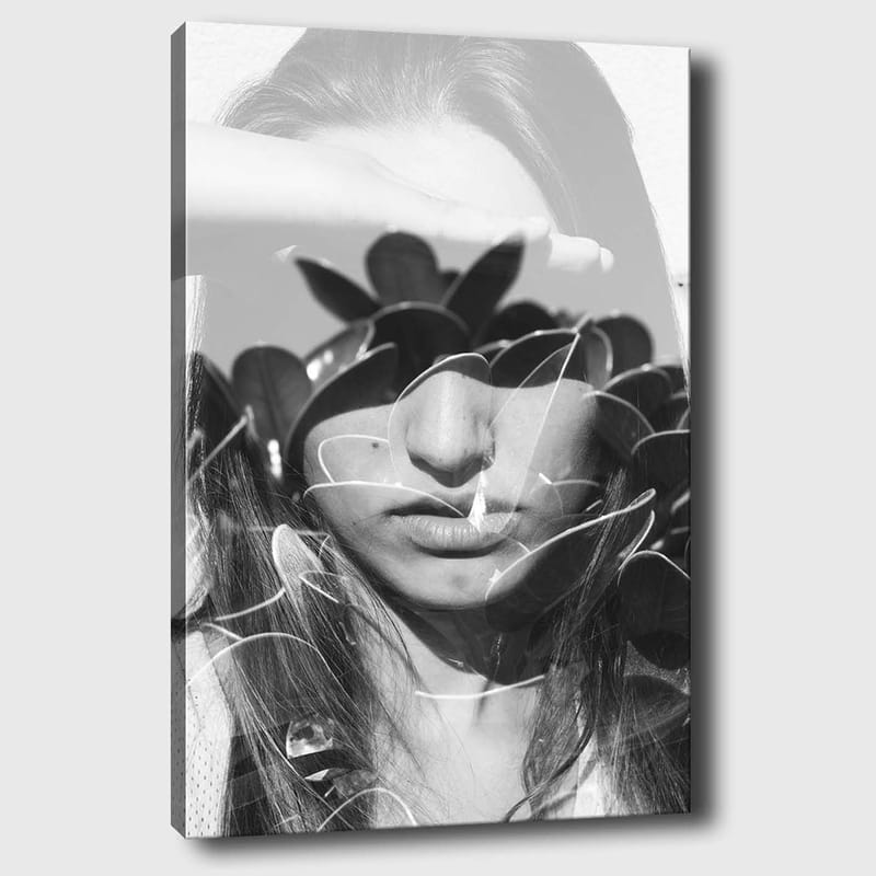 Canvastavla 70x100 cm - Kvinna med en hand på pannan, omgiven av stiliserade växtformer, Svart / Vitt