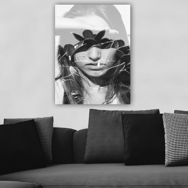 Canvastavla 70x100 cm - Kvinna med en hand på pannan, omgiven av stiliserade växtformer - Svart / Vitt - Inredning - Tavlor & posters - Canvastavla