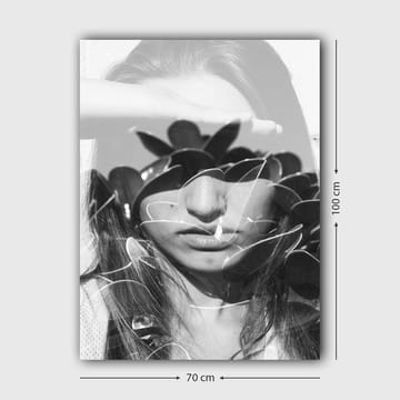 Canvastavla 70x100 cm - Kvinna med en hand på pannan, omgiven av stiliserade växtformer - Svart / Vitt - Inredning - Tavlor & posters - Canvastavla
