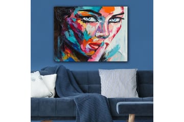 Canvastavla 70x100 cm - Kvinna med en mystisk blick som håller ett finger mot läpparna i en tyst gest - Blå / Röd / Orange - Inredning - Tavlor & posters - Canvastavla