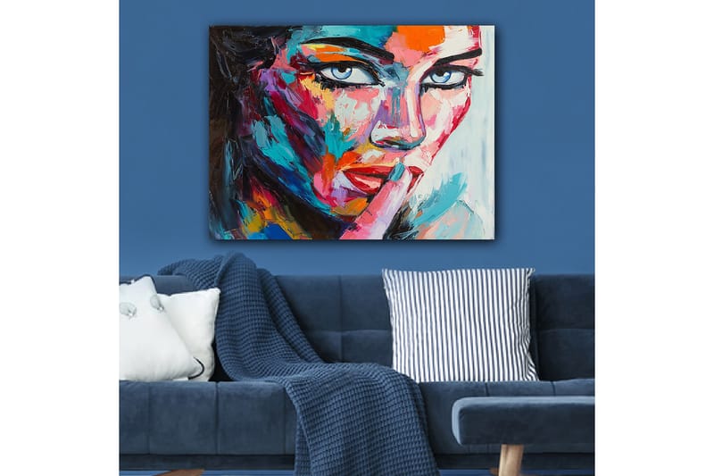 Canvastavla 70x100 cm - Kvinna med en mystisk blick som håller ett finger mot läpparna i en tyst gest - Blå / Röd / Orange - Inredning - Tavlor & posters - Canvastavla