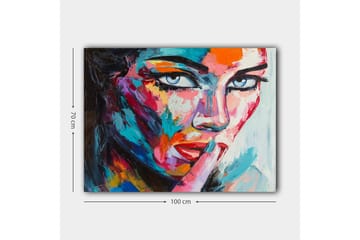 Canvastavla 70x100 cm - Kvinna med en mystisk blick som håller ett finger mot läpparna i en tyst gest - Blå / Röd / Orange - Inredning - Tavlor & posters - Canvastavla