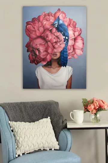 Canvastavla 70x100 cm - Kvinna med en stor blomsterkrans av rosa blommor som täcker hennes huvud, med en blå fågel som sitter på blommorna - Rosa / Blå - Inredning - Tavlor & posters - Canvastavla