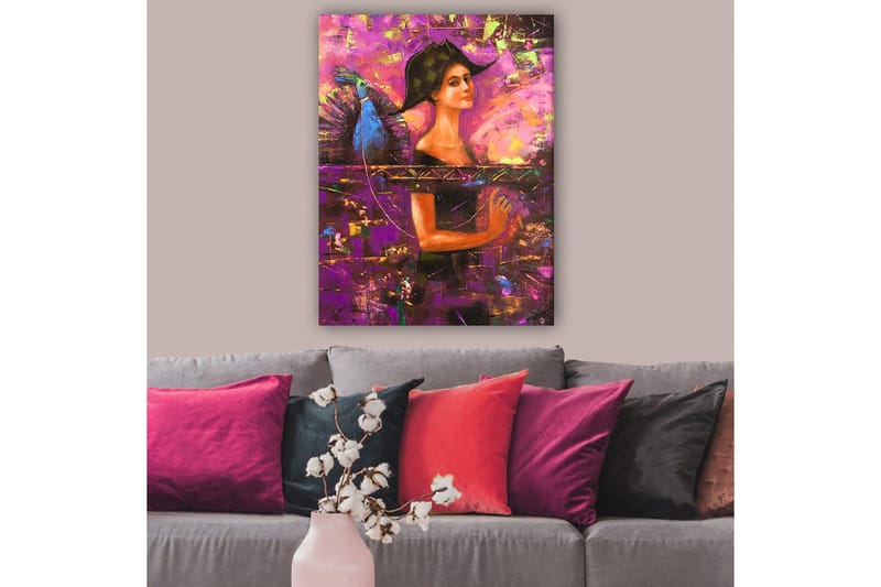Canvastavla 70x100 cm - Kvinna med en stor hatt och vingar, som uttrycker en känsla av mystik och styrka - Lila / Blå / Orange - Inredning - Tavlor & posters - Canvastavla