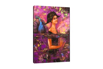 Canvastavla 70x100 cm - Kvinna med en stor hatt och vingar, som uttrycker en känsla av mystik och styrka - Lila / Blå / Orange - Inredning - Tavlor & posters - Canvastavla