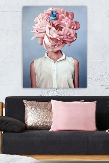 Canvastavla 70x100 cm - Kvinna med en stor rosablommig huvudprydnad och en blå fågel som sitter i blommorna - Rosa / Blå / Beige - Inredning - Tavlor & posters - Canvastavla