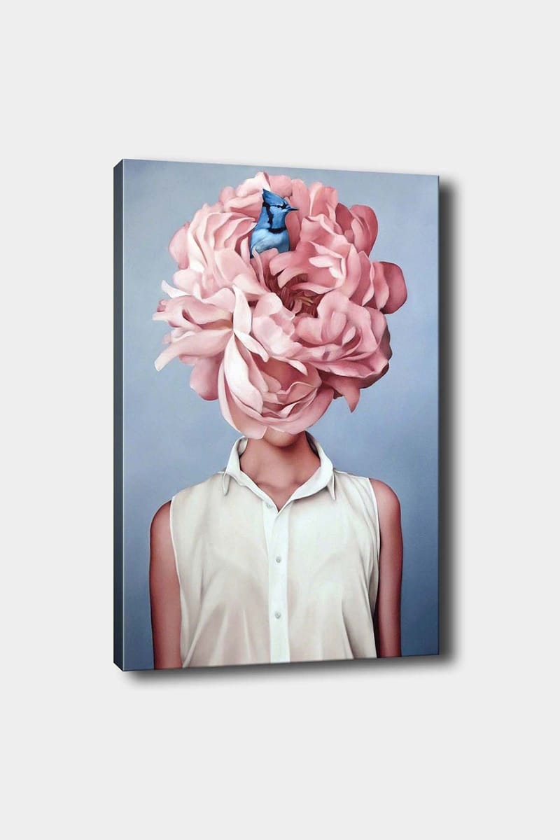 Canvastavla 70x100 cm - Kvinna med en stor rosablommig huvudprydnad och en blå fågel som sitter i blommorna, Rosa / Blå / Beige