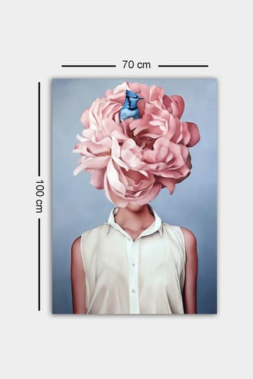 Canvastavla 70x100 cm - Kvinna med en stor rosablommig huvudprydnad och en blå fågel som sitter i blommorna - Rosa / Blå / Beige - Inredning - Tavlor & posters - Canvastavla