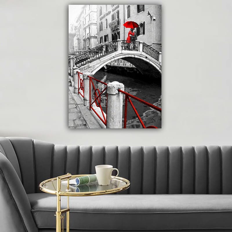 Canvastavla 70x100 cm - Kvinna med ett rött paraply står på en bro i en svartvit venetiansk miljö - Röd / Svart / Vit - Inredning - Tavlor & posters - Canvastavla