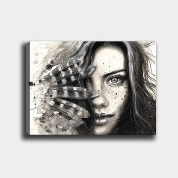 Canvastavla 70x100 cm - Kvinna med intensiv blick, delvis skymd av fjädrar och abstrakta mönster - Svart / Grå / Vit - Inredning - Tavlor & posters - Canvastavla