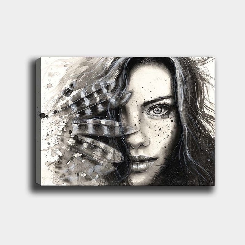 Canvastavla 70x100 cm - Kvinna med intensiv blick, delvis skymd av fjädrar och abstrakta mönster, Svart / Grå / Vit