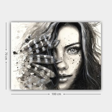 Canvastavla 70x100 cm - Kvinna med intensiv blick, delvis skymd av fjädrar och abstrakta mönster - Svart / Grå / Vit - Inredning - Tavlor & posters - Canvastavla