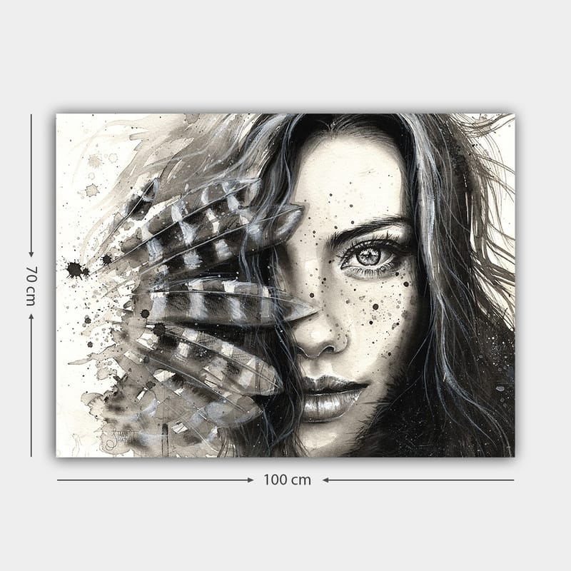 Canvastavla 70x100 cm - Kvinna med intensiv blick, delvis skymd av fjädrar och abstrakta mönster - Svart / Grå / Vit - Inredning - Tavlor & posters - Canvastavla