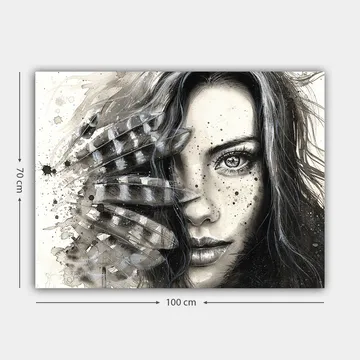 Canvastavla 70x100 cm - Kvinna med intensiv blick, delvis skymd av fjädrar och abstrakta mönster - Svart / Grå / Vit - Inredning - Tavlor & posters - Canvastavla