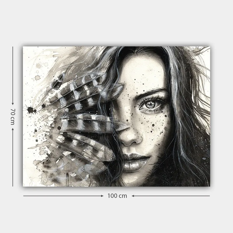 Canvastavla 70x100 cm - Kvinna med intensiv blick, delvis skymd av fjädrar och abstrakta mönster - Svart / Grå / Vit - Inredning - Tavlor & posters - Canvastavla