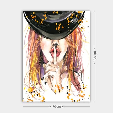 Canvastavla 70x100 cm - Kvinna med rödaktigt hår som håller ett finger mot läpparna i en tystnadsgest - Röd / Svart / Orange - Inredning - Tavlor & posters - Canvastavla