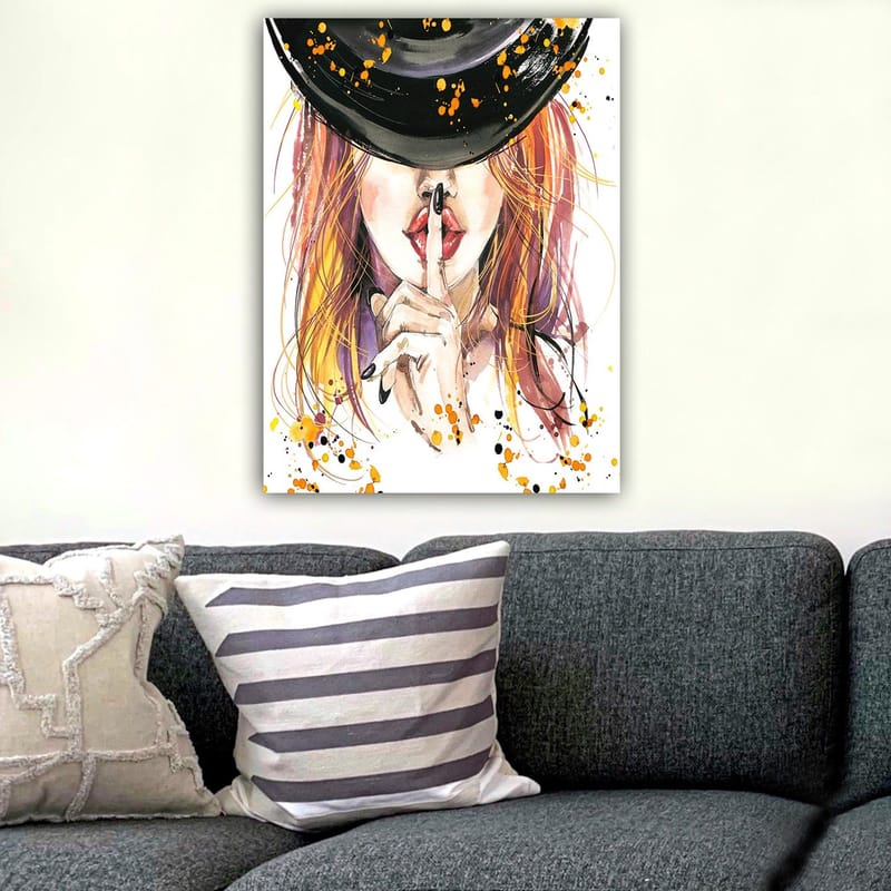 Canvastavla 70x100 cm - Kvinna med rödaktigt hår som håller ett finger mot läpparna i en tystnadsgest - Röd / Svart / Orange - Inredning - Tavlor & posters - Canvastavla