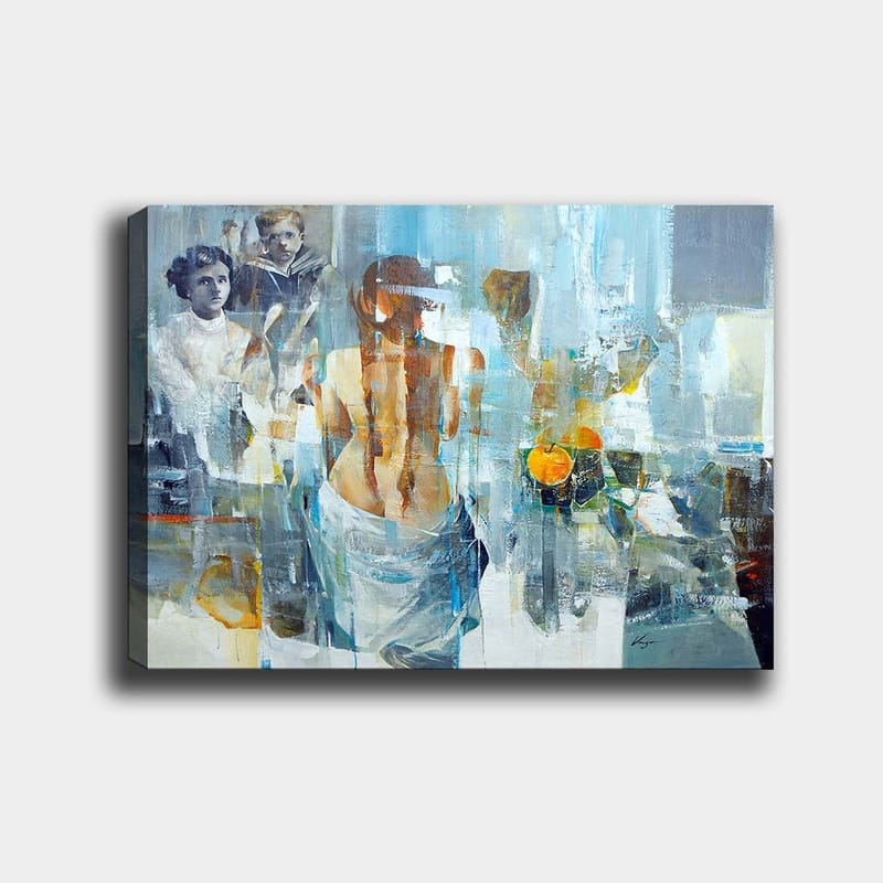 Canvastavla 70x100 cm - Kvinna med ryggen vänd mot betraktaren, omgiven av abstrakta former och figurer, Blå / Orange / Grå