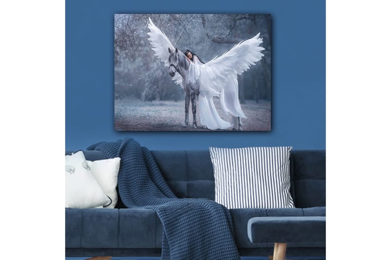 Canvastavla 70x100 cm - Kvinna med vingar som omfamnar ett grått häst med stora vita vingar - Vitt / Grått / Ljusblått - Inredning - Tavlor & posters - Canvastavla