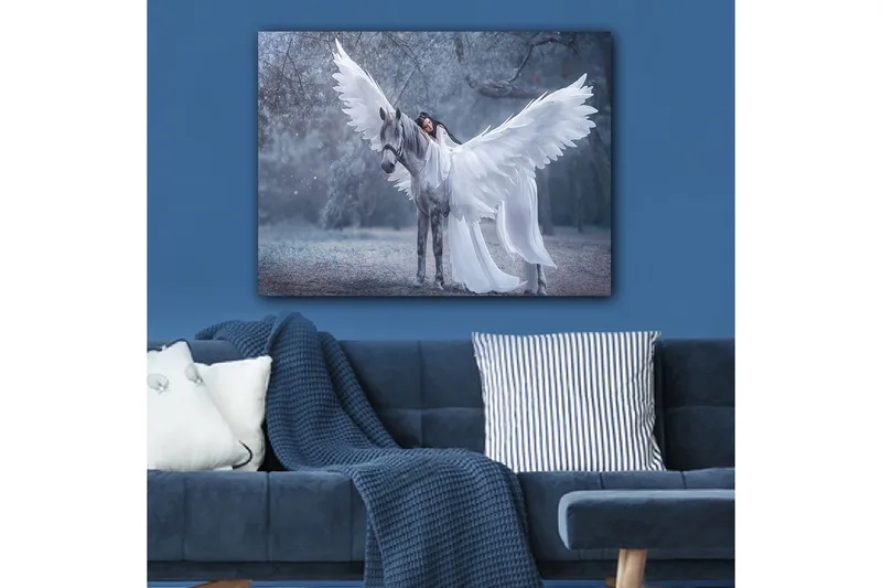 Canvastavla 70x100 cm - Kvinna med vingar som omfamnar ett grått häst med stora vita vingar - Vitt / Grått / Ljusblått - Inredning - Tavlor & posters - Canvastavla