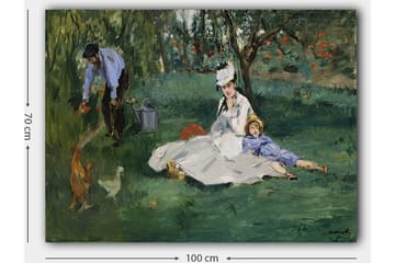 Canvastavla 70x100 cm - Kvinna och ett barn sitter på gräset medan en man vattnar blommor i en trädgård - Grön / Blå / Vit - Inredning - Tavlor & posters - Canvastavla