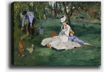 Canvastavla 70x100 cm - Kvinna och ett barn sitter på gräset medan en man vattnar blommor i en trädgård - Grön / Blå / Vit - Inredning - Tavlor & posters - Canvastavla