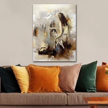 Canvastavla 70x100 cm - Kvinna sitter på en bänk och blickar ut mot en gotisk arkitektur - Beige / Brunt / Guld - Inredning - Tavlor & posters - Canvastavla