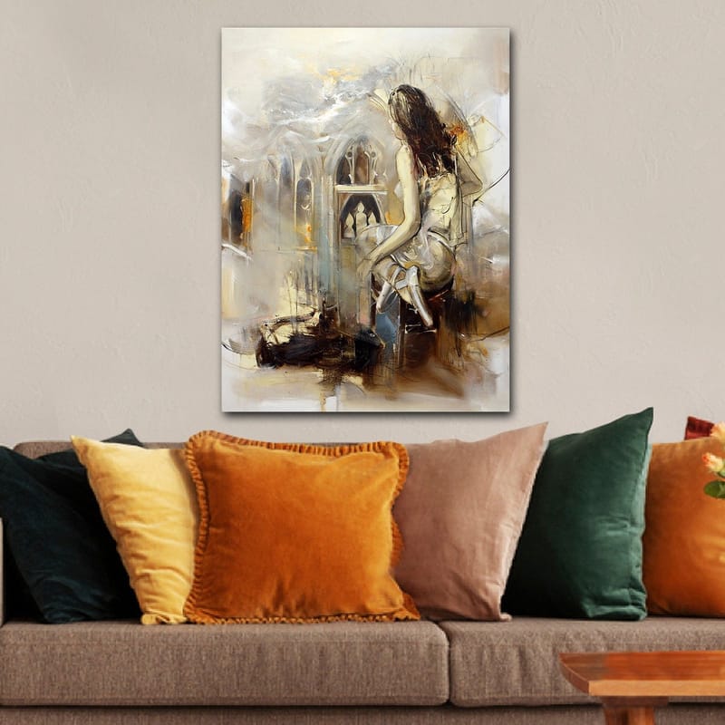 Canvastavla 70x100 cm - Kvinna sitter på en bänk och blickar ut mot en gotisk arkitektur - Beige / Brunt / Guld - Inredning - Tavlor & posters - Canvastavla