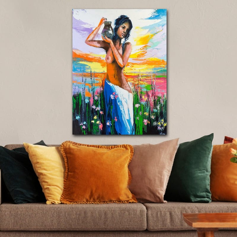 Canvastavla 70x100 cm - Kvinna som bär en kruka, omgiven av blommor och en färgsprakande himmel vid solnedgången - Orange / Blå / Grön - Inredning - Tavlor & posters - Canvastavla