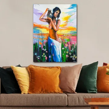 Canvastavla 70x100 cm - Kvinna som bär en kruka, omgiven av blommor och en färgsprakande himmel vid solnedgången - Orange / Blå / Grön - Inredning - Tavlor & posters - Canvastavla