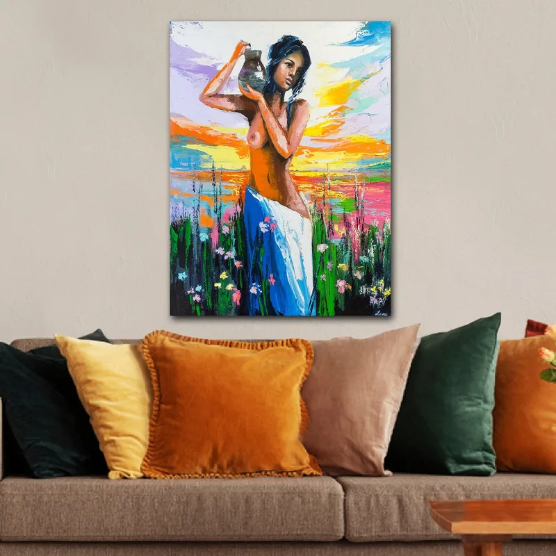 Canvastavla 70x100 cm - Kvinna som bär en kruka, omgiven av blommor och en färgsprakande himmel vid solnedgången - Orange / Blå / Grön - Inredning - Tavlor & posters - Canvastavla