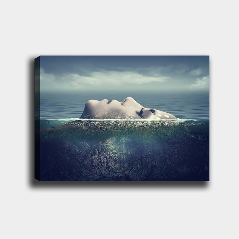 Canvastavla 70x100 cm - Kvinna som flyter på ytan av vattnet med en drömlik och lugn atmosfär - Blå / Grön / Beige - Inredning - Tavlor & posters - Canvastavla